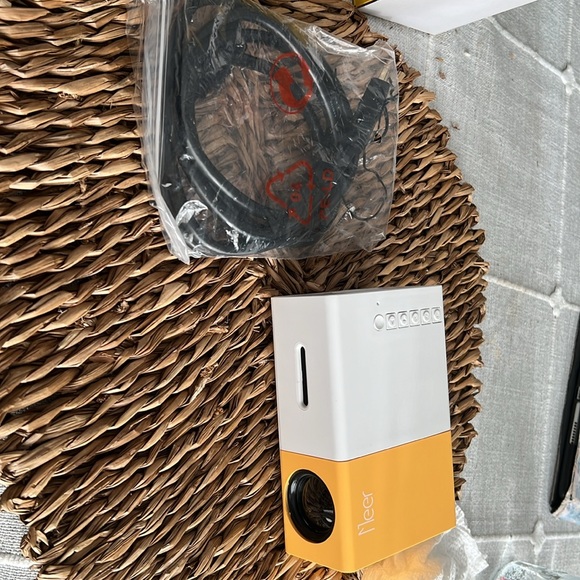 LED High resolution Projector - Picture 4 of 5